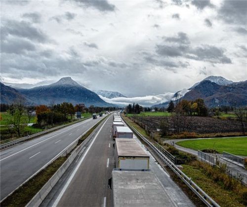 Stau auf der Lkw-Spur: Auch für heute hat die Tiroler Landesregierung wieder eine Lkw- Blockabfertigung angesetzt. Foto Thomae