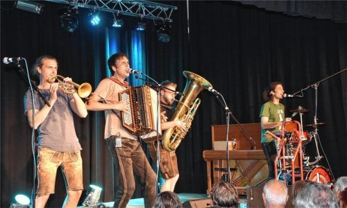 Stimmung bis zum Abwinken: das leidenschaftliche Konzert der Gruppe „Oans no“ bei den „Kleinkunsttagen“ in Rosenheim.Foto schlecker