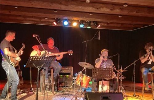 Suspicious Dry mit Tom Hertl, Schorsche Stenger, Josef Enzinger und Gogo Butz (von links). Foto  Zehentner