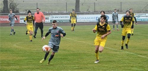 Szene aus dem Baupokalspiel SG Söchtenau/Vogtareuth (gelbe Trikots) gegen SG Raubling/Großholzhausen/Nicklheim (Endstand 1:2). Foto Katharina Ruprecht