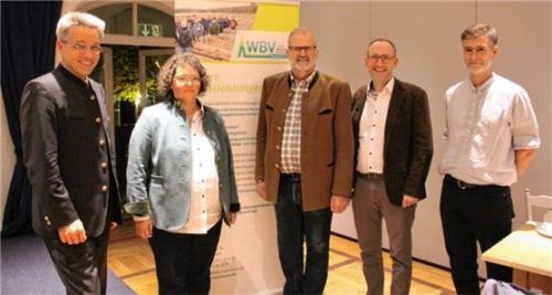 Tauschten sich über die Entwicklung beim Holz aus: (von links) Landrat Otto Lederer, Steuerberaterin Susanne Vordermaier, WBV-Vorsitzender Georg Höhensteiger, Marius Benner vom Forstamt sowie stellvertretender WBV-Geschäftsführer Tobias Hegemann.Foto re