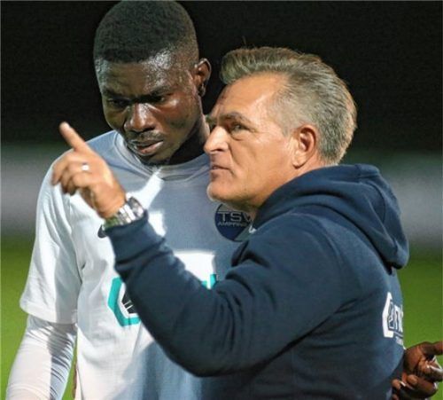 Trainer Rainer Elfinger instruiert Edi Ighagbon nach langer Verletzungspause, der Flügelstürmer feierte ein insgesamt gelungenes Comeback und hätte den dritten Treffer für Ampfing erzielen können. Foto Buchholz