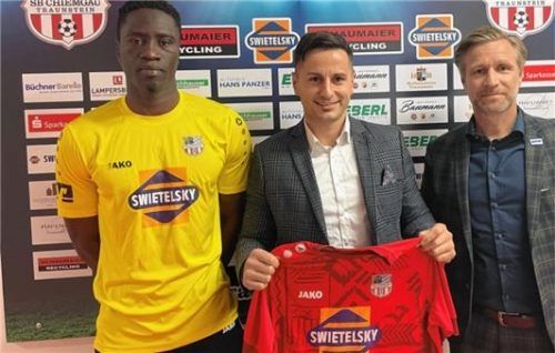 Traunsteins neuer Trainer Danijel Majdancevic (Mitte) mit dem rückkehrenden Torwart Issa Ndiaye und dem sportlichen Leiter Jochen Reil.Foto SBC Traunstein.