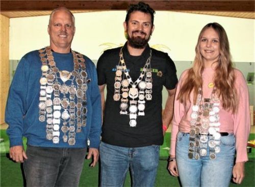 Treffsicher mit der Waffe: (von links) Schützenkönig Helmut Lechner senior, Pistolenkönig Andreas Wimmer und Jugendkönig Stephanie Lechner.Foto re