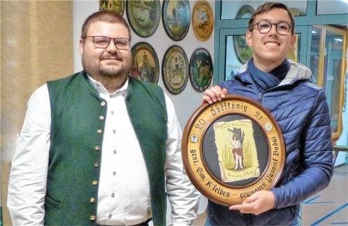 Treffsicher: Yannick Budai (rechts) bekam die Königsscheibe von Schützenmeister Florian Weißenbacher überreicht. Foto re