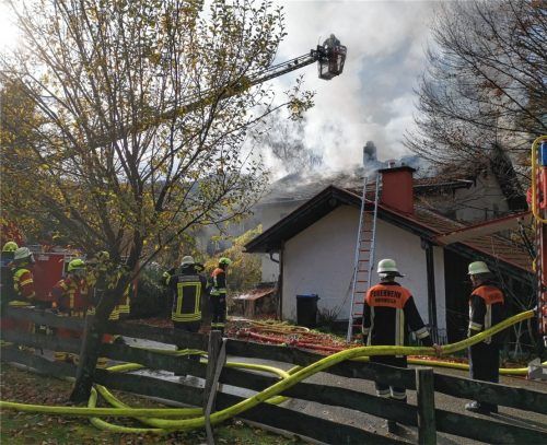 Trotz des schnellen Eingreifens der Feuerwehr wurde das Haus komplett zerstört. Foto Lamminger