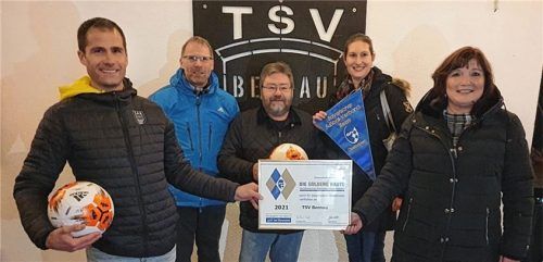Über die Auszeichnung durch BFV Kreis-Ehrenamtsbeauftragte Carmen Jutta Gardill (rechts) freuen sich (von links) Abteilungsleiter Donat Steindlmüller, Vorsitzender des TSV Bernau Ansgar Schwirtz, Ehrenmitglied Erik Ammersdörfer und Bürgermeisterin Irene Biebl-Daiber. Foto RE