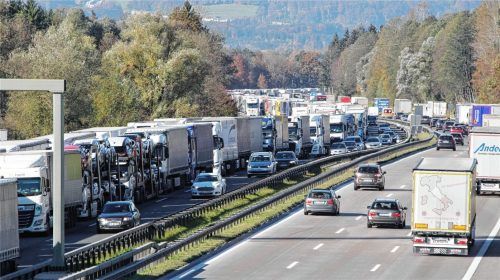 Umweltschutz in Tirol, kilometerlange Staus in Bayern: Im Streit um die österreichische Blockabfertigung auf der Inntalautobahn bei Kufstein ist nach wie vor keine Lösung in Sicht. Foto dpa