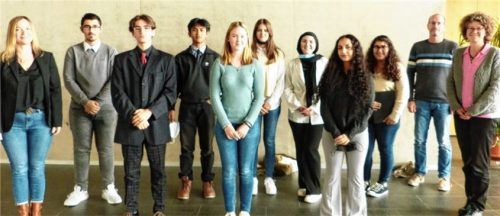 Unser Foto: (von links) Katrin Tauch, Luca Raul Danciu, Denis Emanuel Danciu, Raphael Nayre, Celina Eggart, Sophia Seivert, Melda Tirmik, Asel Kizildag, Lydia Papazoglu, Michael Glas und Elisabeth Kalenberg.Foto re
