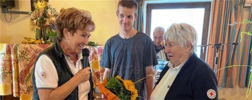 Unter Beifall überreichte SAK-Leiterin Gabi Sander (von links) die Geburtstagspräsente an Markus Metz und Hertha Zapf Foto Neuwirth