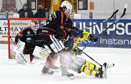 Viel Intensität erlebten die Zuschauer in Peißenberg. Hier das Waldkraiburger Geburtstagskind Sebastian Stanik (rechts).Foto Paolo del Grosso