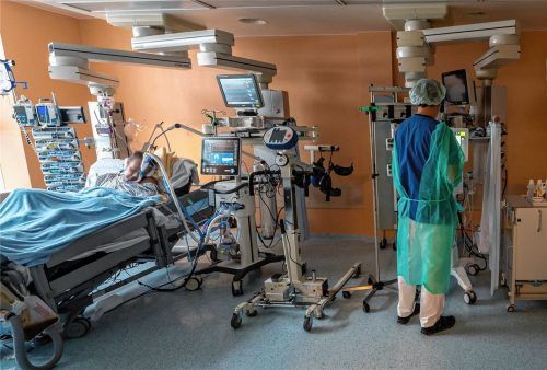 Viele Corona-Patienten müssen künstlich beatmet werden. Die Betten auf den Intensivstationen sind voll. Foto dpa-Bildfunk