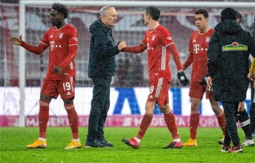 Vielleicht muss Freiburgs Trainer Christian Streich am Samstag nach dem Spiel erneut den Bayern und Robert Lewandowski zum Sieg gratulieren. So wie am 17. Januar 2021, als die Bayern das Heimspiel mit 2:1 gewannen. Foto  dpa-Bildfunk/Sven Hoppe