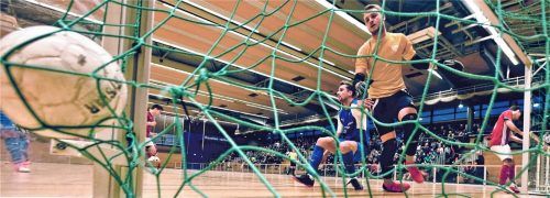 Vollbesetzte Ränge in der Gaborhalle und viele Tore – das ist der Sparkassenpokal im Hallenfußball. Das beliebte Turnier steht aber nach der Absage im Vorjahr wieder auf der Kippe. Foto Hans-Jürgen Ziegler