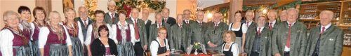 Voller Vorfreude: der Männergesangverein, unter Leitung von Evi Mittermaier (stehend, rechts), und die Frauensinggruppe, unter Leitung von Karin Lösch (an der Zither links). Foto  Greiner