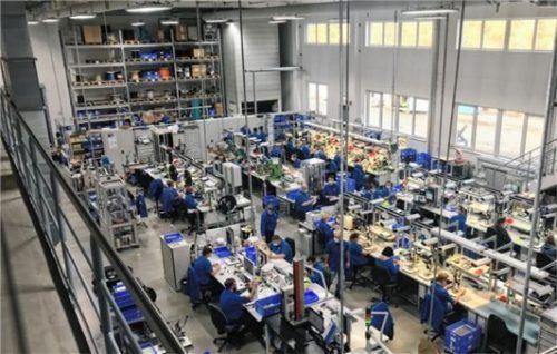 Von wegen dreckige Werkshalle: ODU legt auch in der Produktion Wert auf saubere und angenehme Arbeitsplätze. Foto  Honervogt