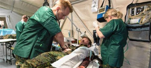 Vorbereiten für den Ernstfall: Sanitätssoldaten der Bundeswehr bei einer Übung. Demnächst könnten sie auch in Kliniken oder Altenheimen zum Einsatz kommen. Foto dpa