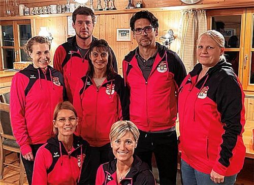 Vorsitzender Nikolaus Arpé und seine Vize Claudia Schlemer (Zweiter und Dritte von links) und das Vorstandsteam Kim Pannek, Giuseppe Dell’Anna, Vanessa Ganterer (hinten von links) und Diana Urban verabschiedeten die ausscheidende Schatzmeisterin Martina Langl (vorne von links). Foto Wastl