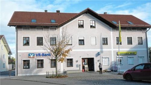 Während im Dorfladen stets reger Betrieb herrscht, ist die Bankfiliale seit Beginn der Pandemie verwaist. Foto Gillhuber