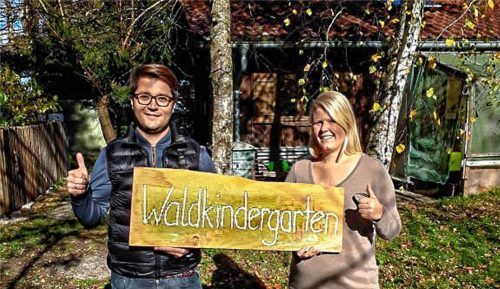 Waldkindergartenleiterin Sarah Sigl und Bürgermeister Johannes Thusbaß freuen sich über den gelungenen Waldkindergarten. Die Imkerhütte im Hintergrund des Bildes wird nur benutzt, wenn das Wetter so schlimm ist, dass selbst die kleinen Naturfans nicht draußen spielen können. Foto Thomae