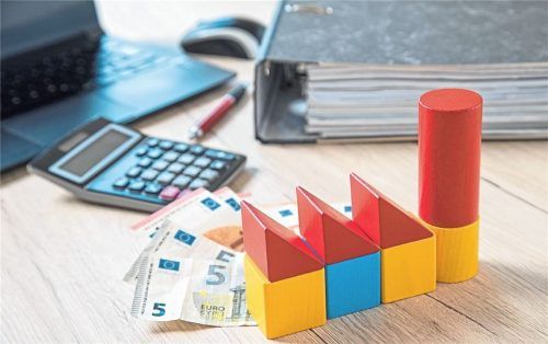 Wegen steigender Zinsen für Immobilien- und Baukredite sollten Käufer und Bauherren genau planen. Foto Christin Klose / dpa