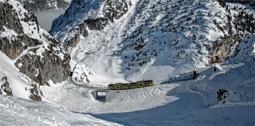 Wendelsteinbahn im Schnee: Im Winter steht den Mitarbeitern oft harte schwere Arbeit bevor. Foto re