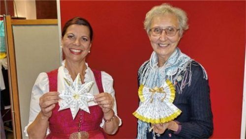 Wirtshausmusikanten-Moderatorin Traudi Siferlinger (links) mit „Sternenmacherin“ Anneliese Bleich.Foto Hötzelsperger