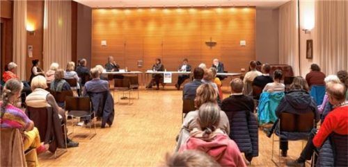 Zahlreiche Gläubige hatten sich zur Podiumsdiskussion eingefunden. Foto Klein-Heßling