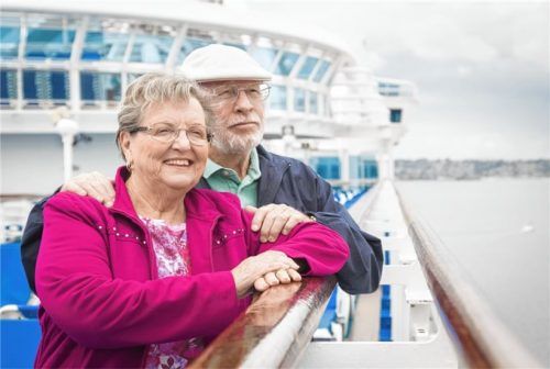 Zahlreiche Reedereien haben spezielle Fahrten für Senioren im Angebot.