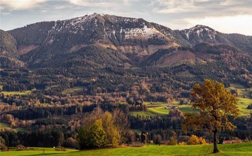 Ziel vieler Bergfreunde: Die Hochries, leicht angezuckert, an einem sonnigen Herbsttag. Foto re