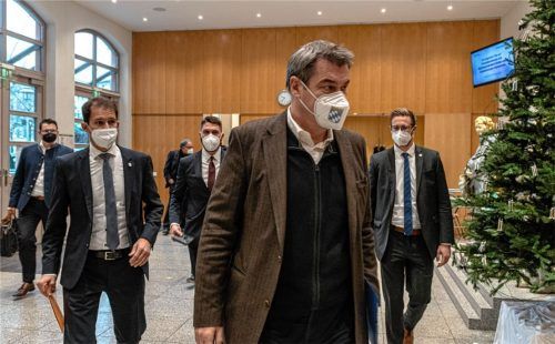 Zielstrebige Schritte in Richtung Pressekonferenz: Ministerpräsident Markus Söder mit Rosenheims Oberbürgermeister Andreas März (links) und Traunsteins Landrat Siegfried Walch (hinten links). Fotos Johannes Thomae