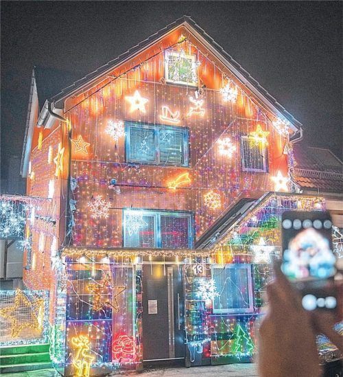 Zu Weihnachten holen viele ihre Lichterketten wieder raus. Doch wer zu viel aufhängt, kann mit dem Licht den Nachbarn um den Schlaf bringen. Foto Stefan Puchner / dpa