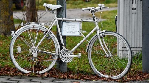 Zur mahnenden Erinnerung an die im April 2018 tödlich verunglückte Sandra hat ihr Ehemann dieses sogenannte Ghostbike an der Westerndorfer Straße aufgestellt. Foto Schlecker