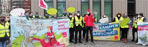 Zusammenkunft auf dem Ichikawa-Platz: Initiiert vom Rosenheimer Verdi-Bezirkssekretär Andreas Reinshagen (in roter Jacke) und Sengewald Betriebsratsvorsitzenden Mustafa Sari (links daneben) versammelten sich 20 Mitarbeiter der Rohrdorfer Firma Sengewald Klinikprodukte zum Streik.Foto  Sautter
