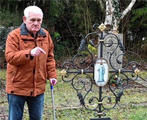 1300 Euro musste Franz Weinzierl für die Instandsetzung jenes Kreuzes zahlen, das von einem Baum auf dem städtischen Friedhof beschädigt wurde. Die Versicherung der Stadt begleicht den Schaden nicht.Foto Schlecker