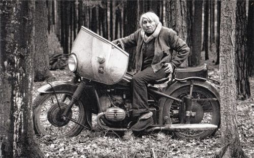 1982 porträtierte der Fotograf Stefan Moses die Bildhauerin Louise Stomps. Foto Moses