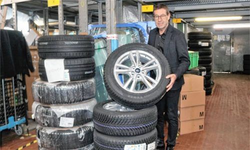 700 bis 800 Sätze Winterreifen wechseln die Mechaniker von Willi Bonke, Geschäftsführer vom Autohaus Eder in Kolbermoor, jedes Jahr vor Winteranfang. Foto Riediger