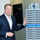 Kunden stehen für die neuen BMWs Schlange