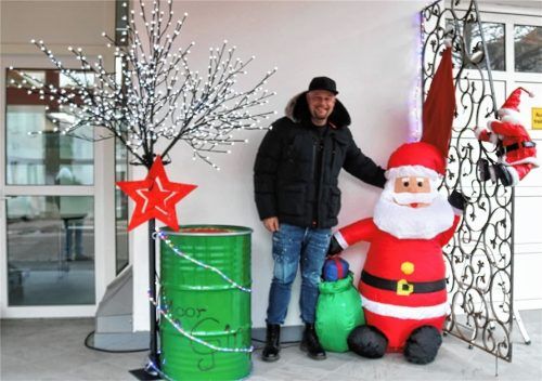 Ab sofort steht der Wunschbaum bei Giacomo Anzenberger an der Schuhmannstraße 2, dort können Kinder ihre Wünsche abgeben. Foto Riediger