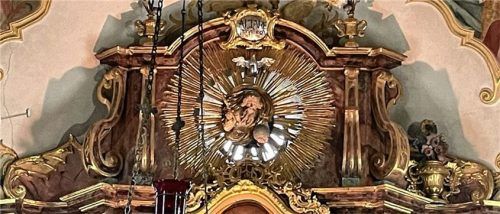 Absturz einer Vase: Am Hochalter fehlt links das goldene Behältnis. Die Vase sei während einer Messe einfach mal so heruntergefallen, berichtet Pfarrer Claus Klebinger. Foto Kirchner