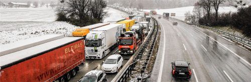 Als am 9. Dezember Blockabfertigung und Schneefall aufeinandertreffen, staut sich der Verkehr von Kiefersfelden bis nach Holzkirchen – eine Strecke von 70 Kilometern.Foto Reisner