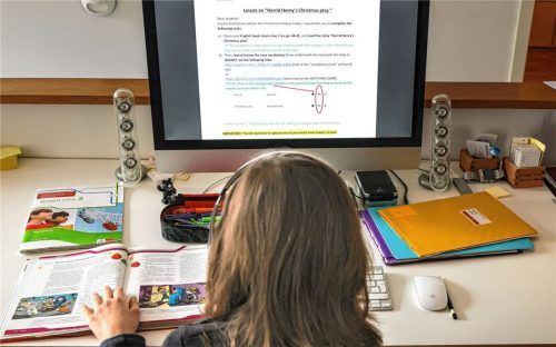 Am eigenen Schreibtisch, statt in der Klasse: Der Bayerische Elternverband fordert in einem offenen Brief an Bayerns Staatsregierung, die Präsenzpflicht an Schulen auszusetzen. Foto dpa