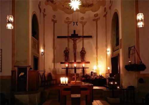 An jedem Abend bis zum 24. Dezember können Bürger die erleuchtete Christuskirche von 17 bis 18 Uhr besuchen und auch mit einem Hoffnungsträger ins Gespräch kommen. Fotos re