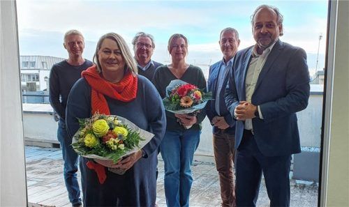 Anerkennung für langjährige Treue zum Unternehmen: die Jubilarin Sylvia Hampel (vorne) gemeinsam mit (von links) Geschäftsführer Florian Schiller, dem Betriebsratsvorsitzenden Raimund Feichtner, OVB-Chefredakteurin Carmen Krippl, Geschäftsführer Bernd Stawiarski und Verleger Oliver Döser. Es fehlt Hannes Tusch.Foto Kirschner