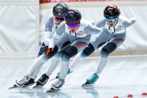 Anna Ostlender (vorne), Josephine Schlörb und Maira Jasch in der Mannschaftsverfolgung während des zweiten Junior World Cups in der Inzeller Max-Aicher-Arena.Foto Ernst Wukits