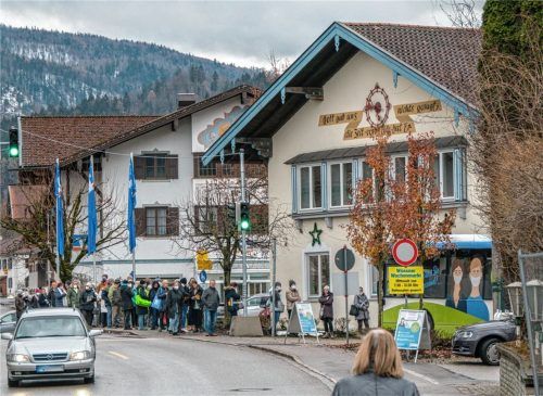 Anstehen für den Impfstoff: Wie hier in Unterwössen erfreuen sich die Sonderimpfaktionen großer Beliebtheit. Foto Flug