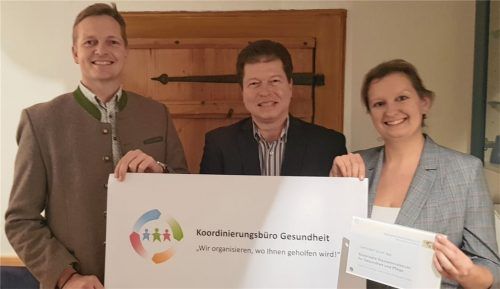 Aschaus Bürgermeister Simon Frank (links) gratuliert Elmar Stegmeier und Dr. Maria Stegmeier nach der Online-Auftaktveranstaltung persönlich. Foto privat