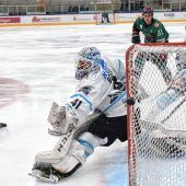 <p>Auch in dieser Szene ging der Puck knapp am Riesserseer Tor vorbei.Foto Hans-Jürgen Ziegler</p>