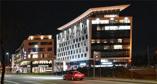 Auch nachts noch hell erleuchtet: der Medical Cube in Rosenheim. Fotos Schlecker