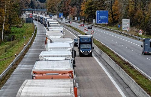 Autofahrer brauchen Geduld: Die Blockabfertigung bei Kiefersfelden produziert auf der Inntalautobahn oft einen kilometerlangen Rückstau. Foto Thomae